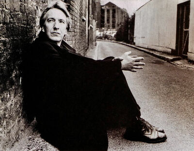 alanrickman1997photoshootstephendanelian001.jpg