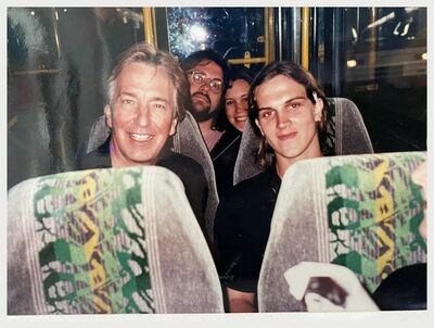 Alan Rickman at Cannes alongside Jason Mewes, Kevin Smith, and Jennifer Schwalbach, 1999.
